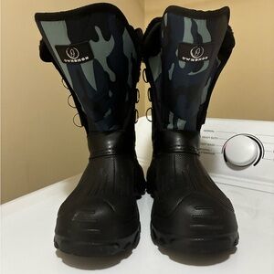 Men’s Size 8 Black and Camouflage Winter Boots